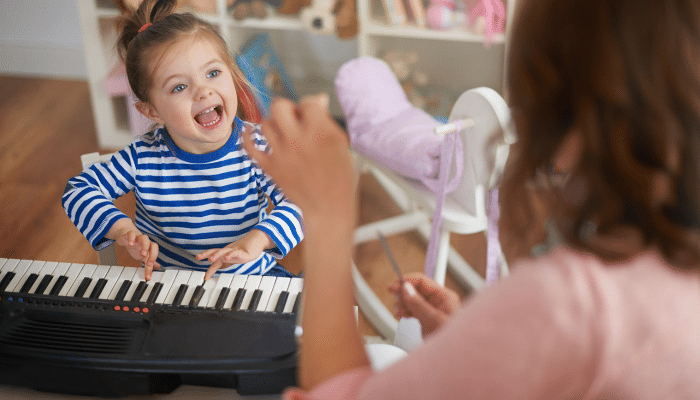 fetita care canta la pian
